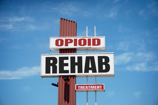 10 Signs of Opioid Addiction