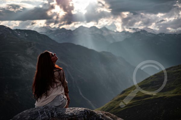 What is the Mindfulness-Oriented Recovery Enhancement (MORE) method?